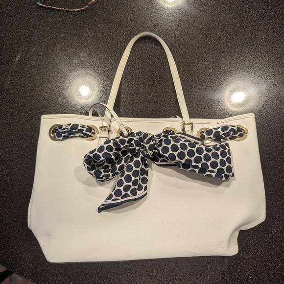 Michael Kors Jet Set Scarf Tote in white - Picture 10 of 10